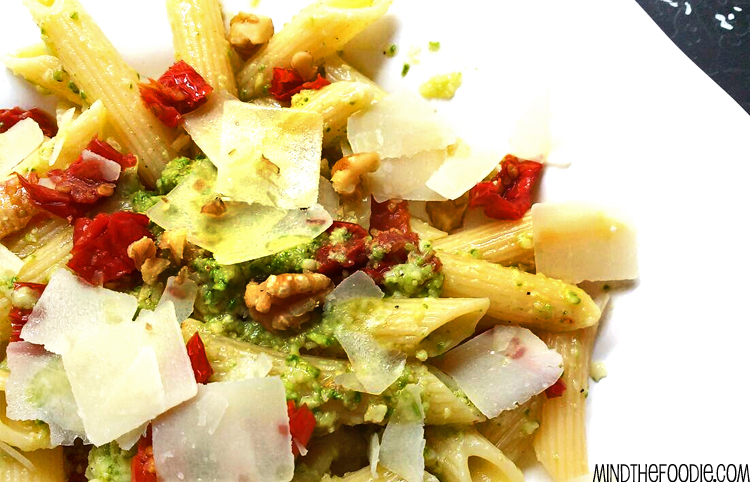 Pasta con Pesto di Zucchine e Pomodori Secchi - Eventually ...